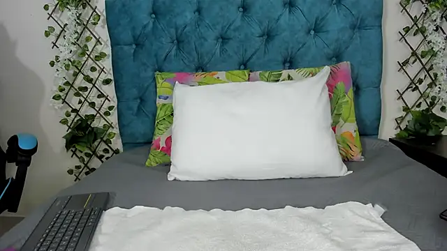 Snapshot of violett__rousee chatting on 6, 10, 2025 violett rousee online show from 6, 10, 2025