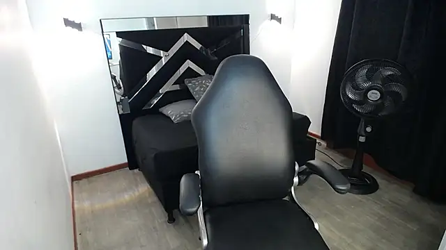 Snapshot of MarianaRojas_ chatting on 22, 4, 2026 MarianaRojas online show from 22, 4, 2026