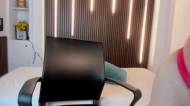 Caroline Millerr online show from 3, 10, 2025