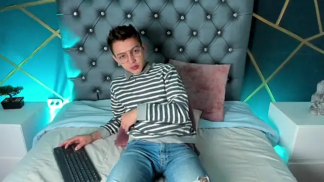 Lian Miller1  online show from 1, 10, 2025