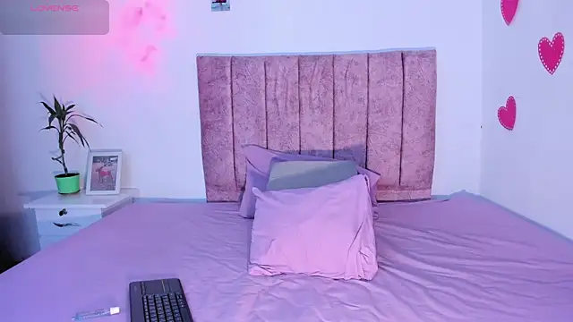 Snapshot of Mila_1wood chatting on 6, 11, 2025 Mila 1wood online show from 6, 11, 2025