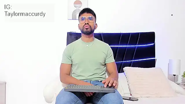 Taylormaccurdy  online show from 20, 11, 2025