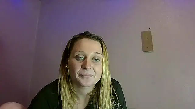 Queen2454 online show from 8, 10, 2025