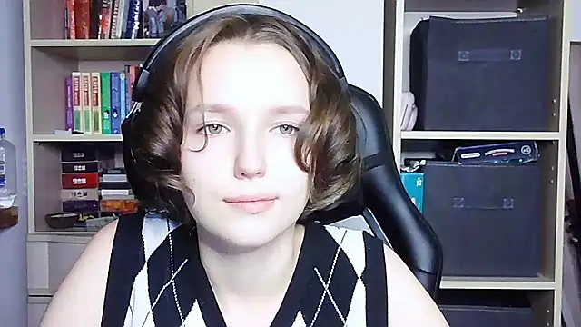 Snapshot of Diana-back chatting on 3, 10, 2025 Diana-back online show from 3, 10, 2025