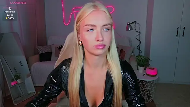Snapshot of TessaGrays chatting on 7, 8, 2026 TessaGrays online show from 7, 8, 2026
