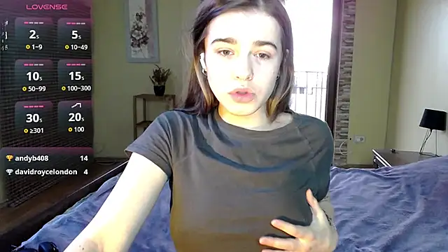 Snapshot of ShellyMoon_ chatting on 9, 10, 2025 ShellyMoon online show from 9, 10, 2025