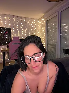 LaPetiteKim online show from 15, 2, 2026