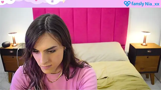 Snapshot of estrogen_nia chatting on 5, 10, 2025 estrogen nia online show from 5, 10, 2025