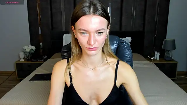 Snapshot of EvaToniz chatting on 8, 10, 2025 EvaToniz online show from 8, 10, 2025