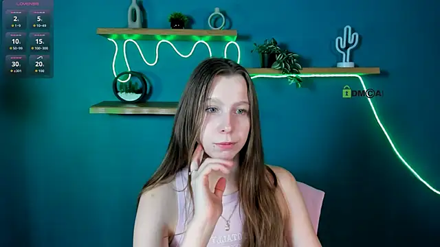 esme moore  online show from 23, 11, 2025