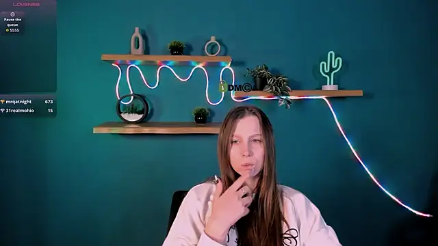 esme moore  online show from 27, 11, 2025