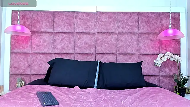 Snapshot of CameronRey_ chatting on 5, 11, 2025 CameronRey online show from 5, 11, 2025