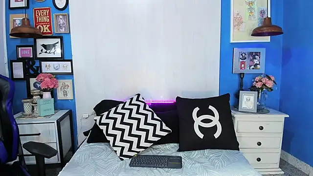 Snapshot of CameronRey_ chatting on 8, 11, 2025 CameronRey online show from 8, 11, 2025