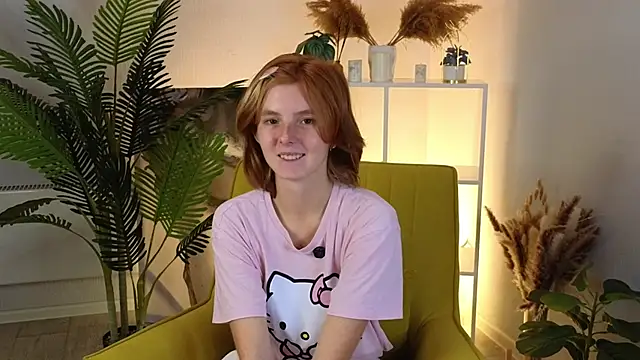 Snapshot of MonaScherman chatting on 6, 10, 2025 MonaScherman online show from 6, 10, 2025