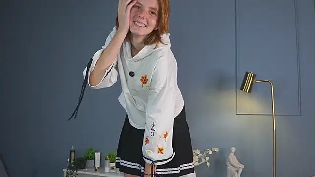 Snapshot of MonaScherman chatting on 12, 10, 2025 MonaScherman online show from 12, 10, 2025