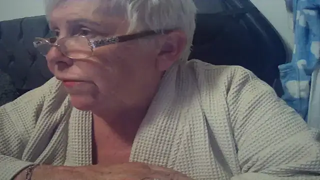 Snapshot of Playful_MILF_Demi chatting on 28, 6, 2026 Playful MILF Demi online show from 28, 6, 2026