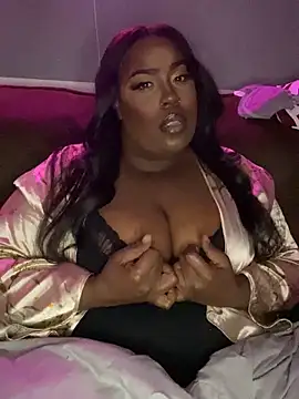 Snapshot of RoxxBlu chatting on 4, 10, 2025 RoxxBlu online show from 4, 10, 2025