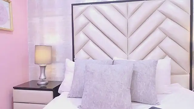 CristalShayy online show from 4, 3, 2026