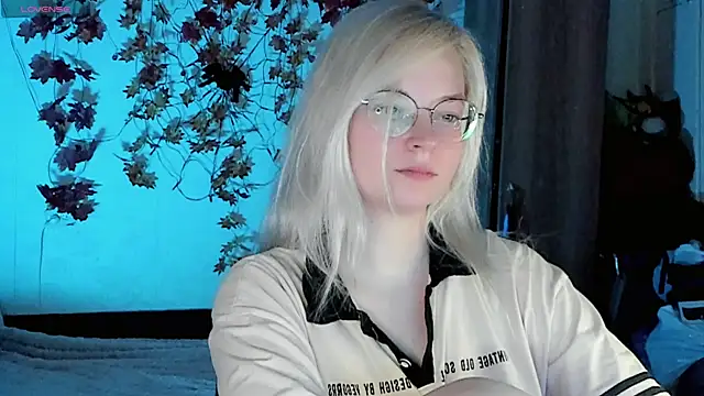 Snapshot of HoneyDazzle chatting on 1, 11, 2025 HoneyDazzle online show from 1, 11, 2025