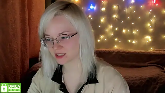 Snapshot of HoneyDazzle chatting on 4, 12, 2025 HoneyDazzle online show from 4, 12, 2025