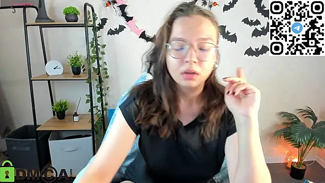 Nuura Moore online show from 8, 11, 2025