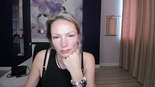 Snapshot of AlinaMoor chatting on 6, 10, 2025 AlinaMoor online show from 6, 10, 2025