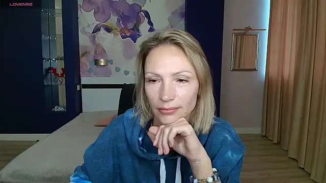 Snapshot of AlinaMoor chatting on 7, 10, 2025 AlinaMoor online show from 7, 10, 2025