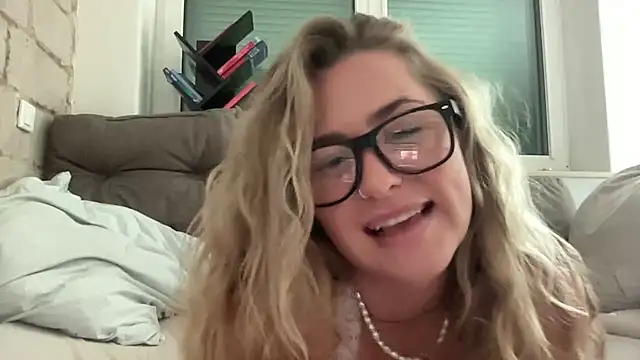 Snapshot of goddesemiiyy chatting on 9, 10, 2025 goddesemiiyy online show from 9, 10, 2025