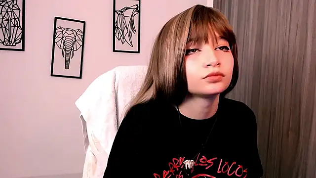 Snapshot of EmuOtori chatting on 21, 10, 2025 EmuOtori online show from 21, 10, 2025