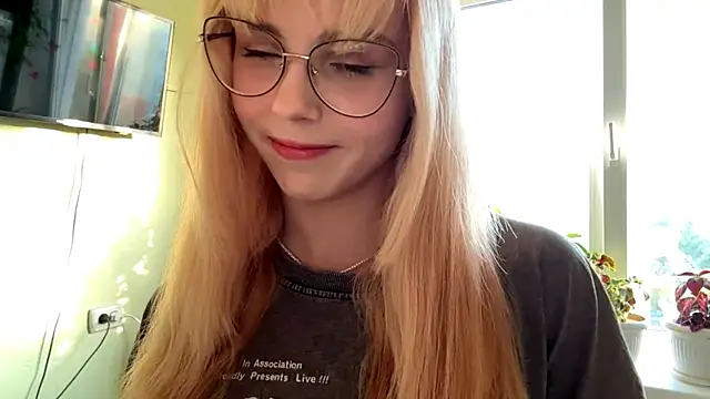 Snapshot of CherlynBlose chatting on 10, 10, 2025 CherlynBlose online show from 10, 10, 2025
