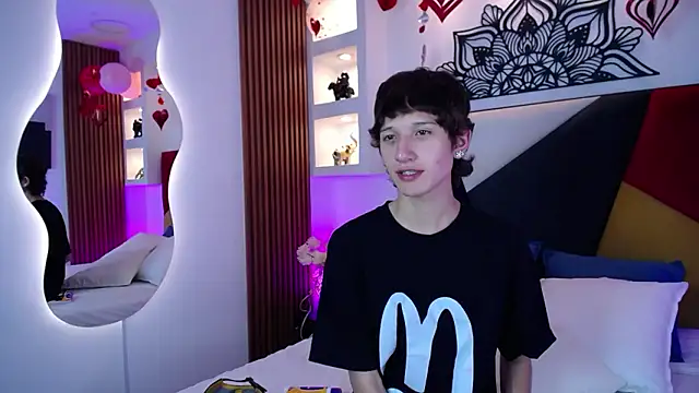 Emo Boy  online show from 17, 2, 2026