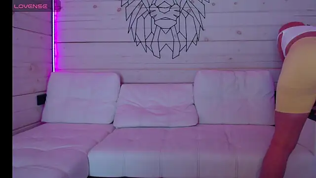 Snapshot of CandyBunie chatting on 13, 2, 2026 CandyBunie online show from 13, 2, 2026