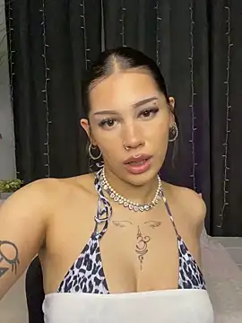 Snapshot of LoraShines chatting on 23, 5, 2026 LoraShines online show from 23, 5, 2026