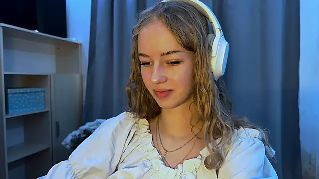 LunaCrave online show from 7, 11, 2025