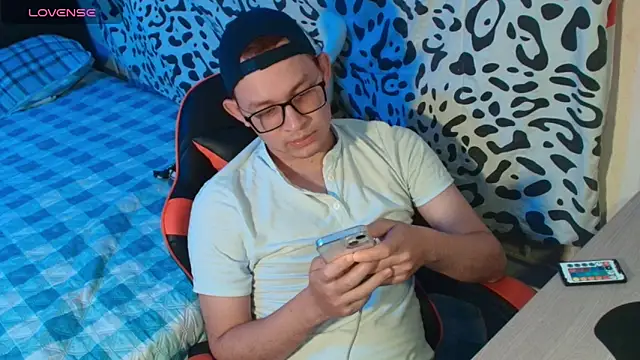 Snapshot of Josh_18cm chatting on 18, 10, 2025 Josh 18cm online show from 18, 10, 2025