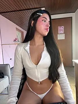 LunaMoore Pink online show from 20, 5, 2026