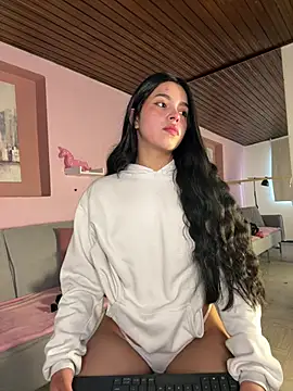 Snapshot of LunaMoore_Pink chatting on 8, 7, 2026 LunaMoore Pink online show from 8, 7, 2026