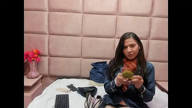 Kylie Bloom online show from 27, 11, 2025