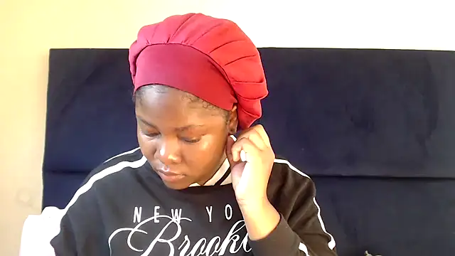 Yolaqueen04 online show from 2, 12, 2025