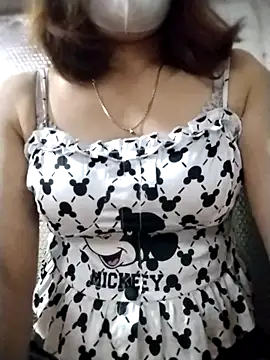 Snapshot of YiyinLy chatting on 14, 10, 2025 YiyinLy online show from 14, 10, 2025