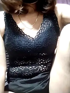 Snapshot of YiyinLy chatting on 15, 10, 2025 YiyinLy online show from 15, 10, 2025