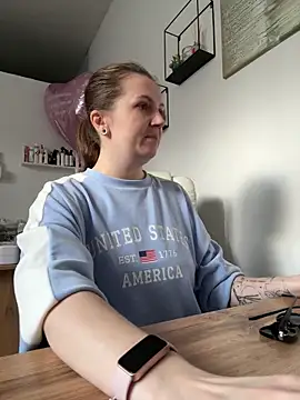 Amy  Leee  online show from 7, 4, 2026