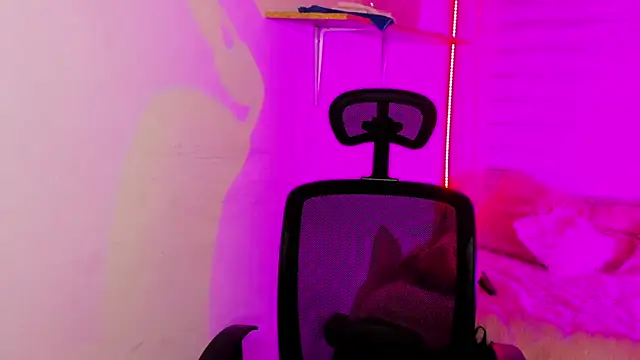 Emily Lindey online show from 18, 11, 2025