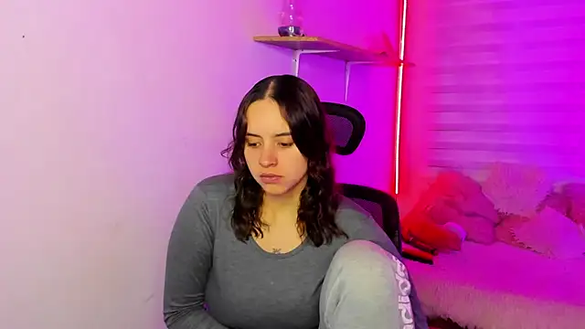 Emily Lindey online show from 19, 11, 2025