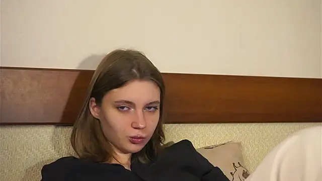 RoslynArcuo online show from 8, 11, 2025