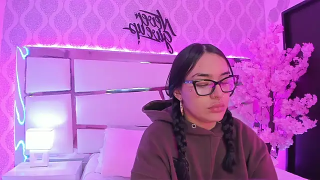 Snapshot of DevoraCarther chatting on 4, 11, 2025 DevoraCarther online show from 4, 11, 2025