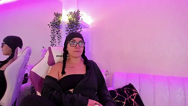 Snapshot of DevoraCarther chatting on 6, 11, 2025 DevoraCarther online show from 6, 11, 2025