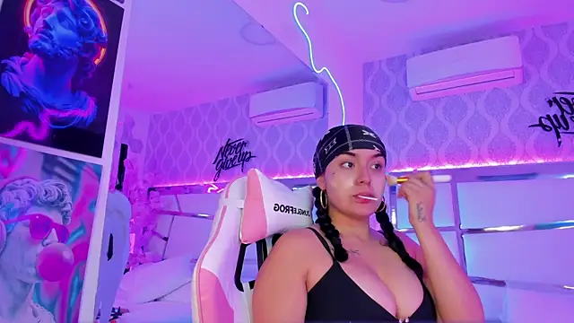 Snapshot of DevoraCarther chatting on 8, 11, 2025 DevoraCarther online show from 8, 11, 2025