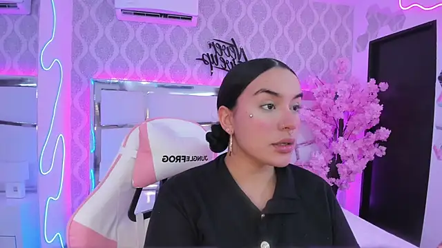 Snapshot of DevoraCarther chatting on 10, 11, 2025 DevoraCarther online show from 10, 11, 2025