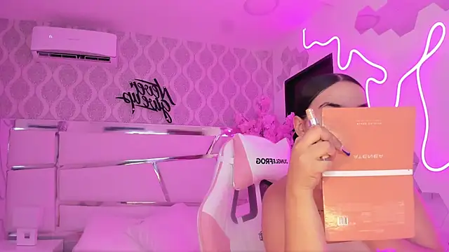 Snapshot of DevoraCarther chatting on 17, 11, 2025 DevoraCarther online show from 17, 11, 2025